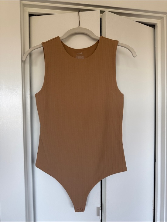 nuuds Tops - nuuds Ribbed Sleeveless Bodysuit in Camel Brown
